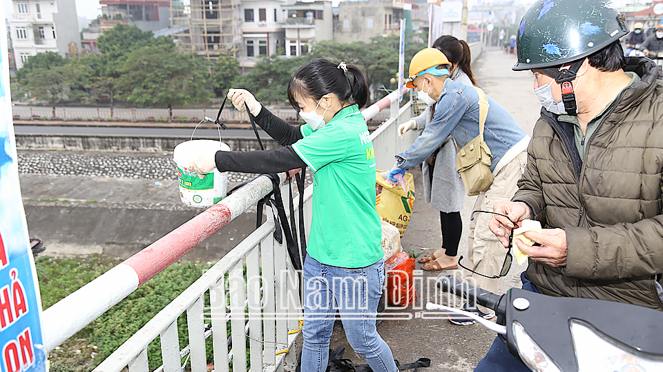 Thả cá văn minh bảo vệ môi trường