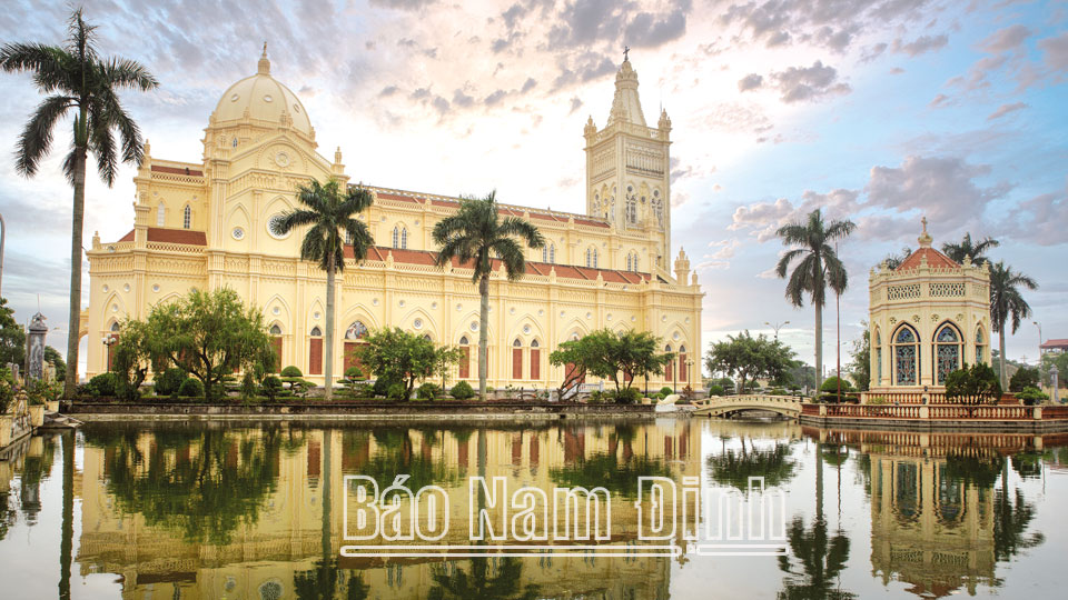 Qua miền thánh đường