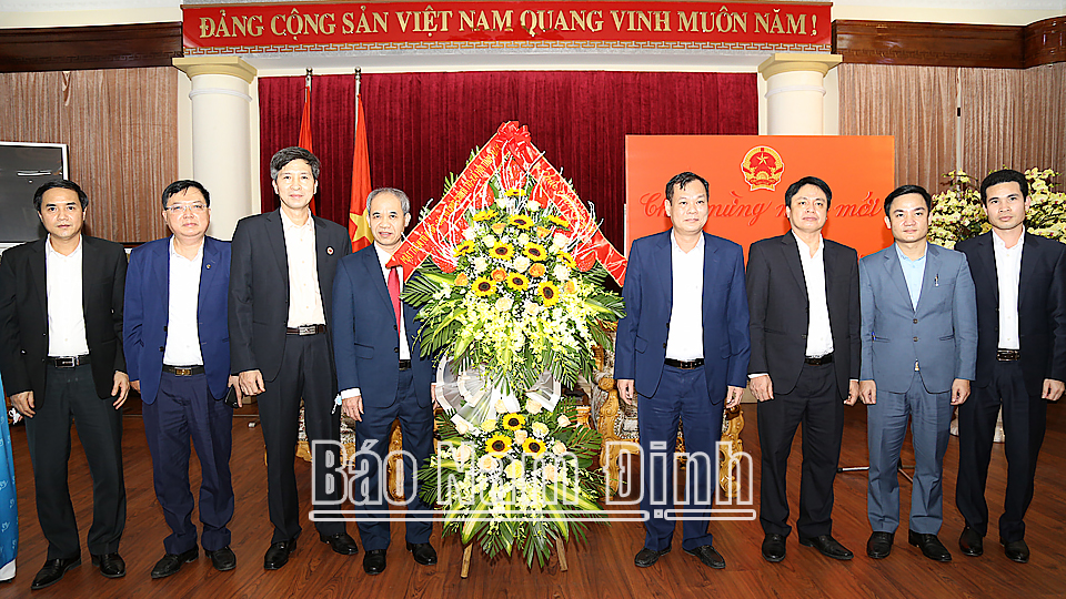 Đoàn đại biểu MTTQ và các đoàn thể chính trị - xã hội tỉnh chúc mừng Tỉnh ủy nhân kỷ niệm 92 năm Ngày thành lập Đảng