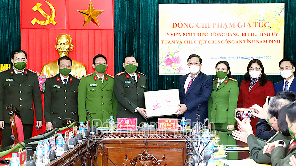 Các đồng chí lãnh đạo tỉnh thăm, chúc Tết các đơn vị làm nhiệm vụ đêm Giao thừa