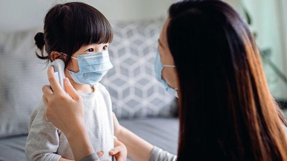 Hướng dẫn cách chăm sóc trẻ mắc COVID-19 tại nhà