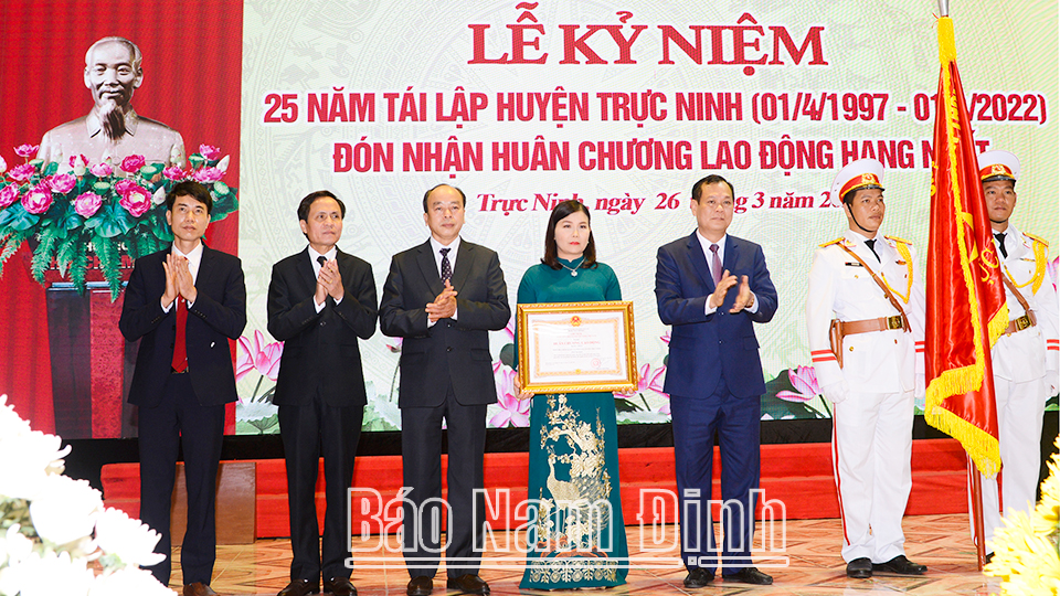 Huyện Trực Ninh tổ chức kỷ niệm 25 năm tái lập và đón nhận Huân chương Lao động hạng Nhất