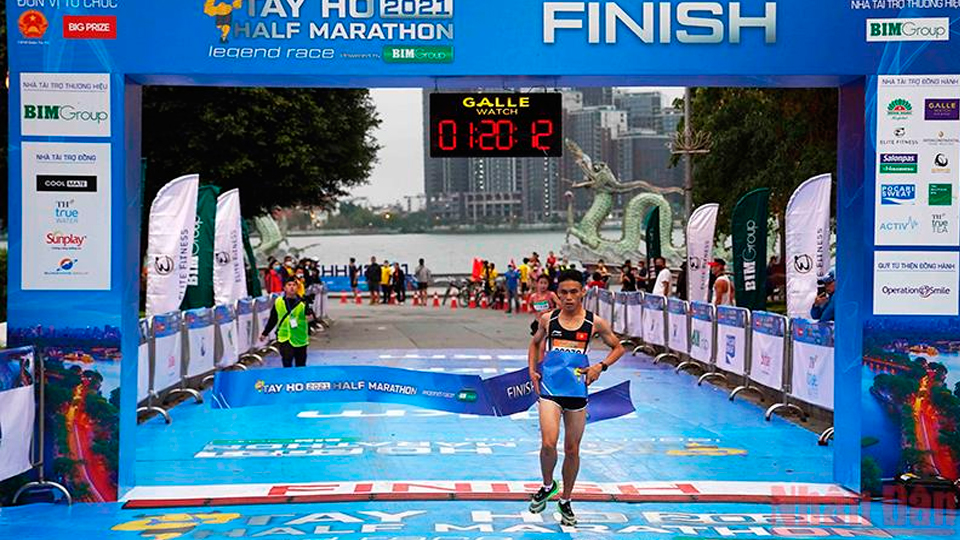 Gần 3.000 vận động viên dự Giải chạy Tay Ho Half Marathon 2021