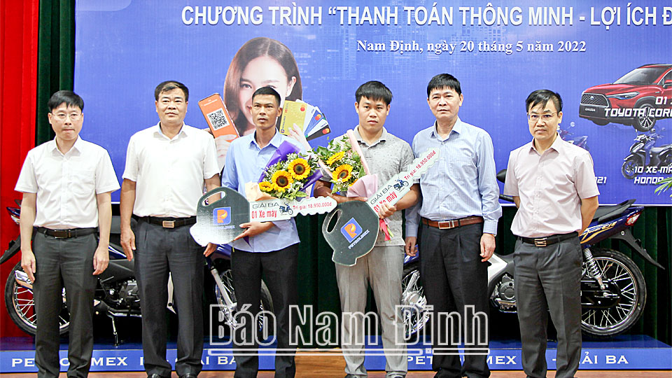 Công ty Xăng dầu Hà Nam Ninh trao thưởng chương trình "Thanh toán thông minh - Lợi ích đồng hành"