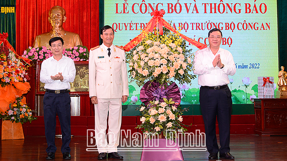Công bố và trao các quyết định của Bộ trưởng Bộ Công an về công tác cán bộ