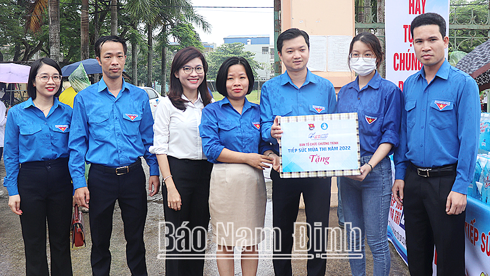 Ban Bí thư Trung ương Đoàn thăm, tặng quà các đội tình nguyện "tiếp sức mùa thi" trong tỉnh