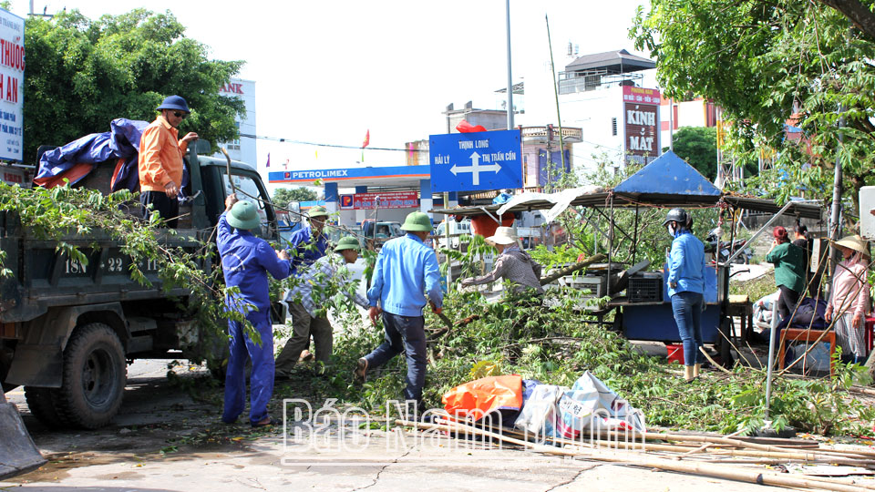 Hải Hậu ra quân xử lý vi phạm hành lang an toàn đường bộ