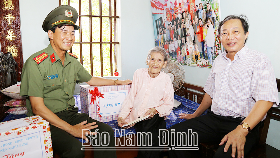 Đồng chí Giám đốc Công an tỉnh thăm, tặng quà các gia đình chính sách huyện Nghĩa Hưng