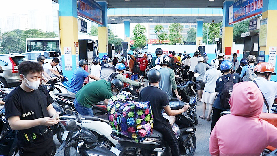 Giá xăng giảm 3.600 đồng mỗi lít