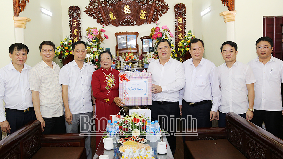 Các đồng chí Bí thư, Phó Bí thư Thường trực Tỉnh ủy thăm, tặng quà các gia đình chính sách các huyện: Giao Thủy, Hải Hậu, Trực Ninh