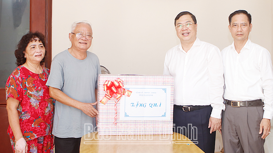 Đồng chí Bí thư Tỉnh ủy thăm gia đình liệt sĩ tại huyện Mỹ Lộc