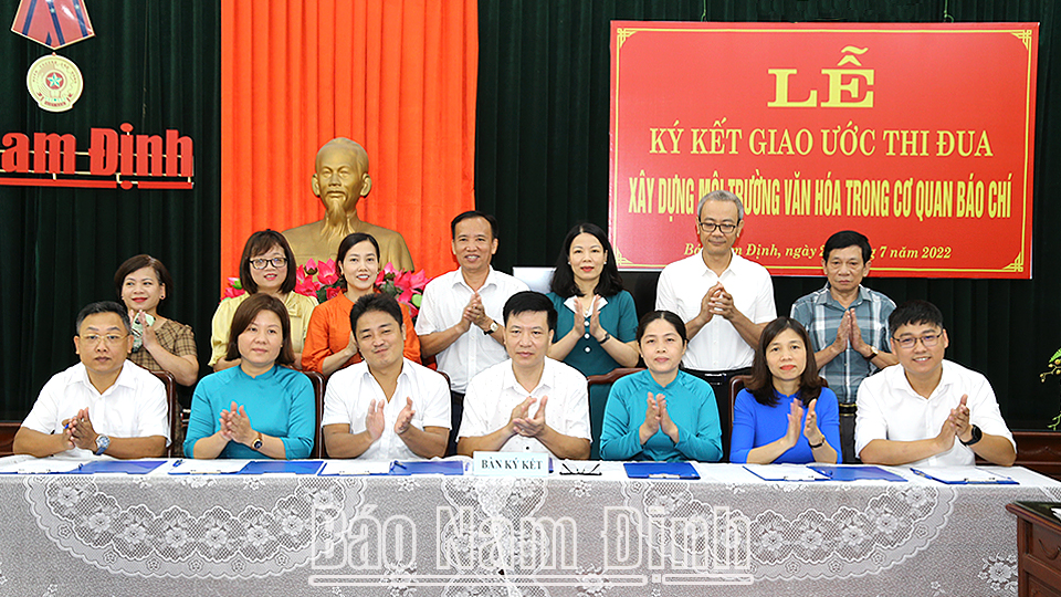 Ký kết giao ước thi đua "Xây dựng môi trường văn hóa trong cơ quan báo chí"