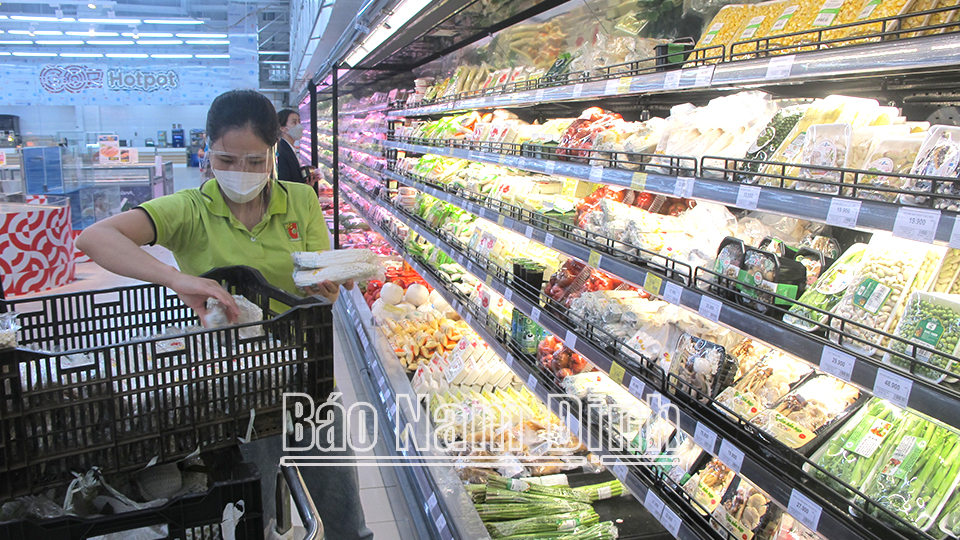 Thủ tướng yêu cầu kiểm soát giá hàng hóa, dịch vụ sau khi giá xăng dầu giảm mạnh