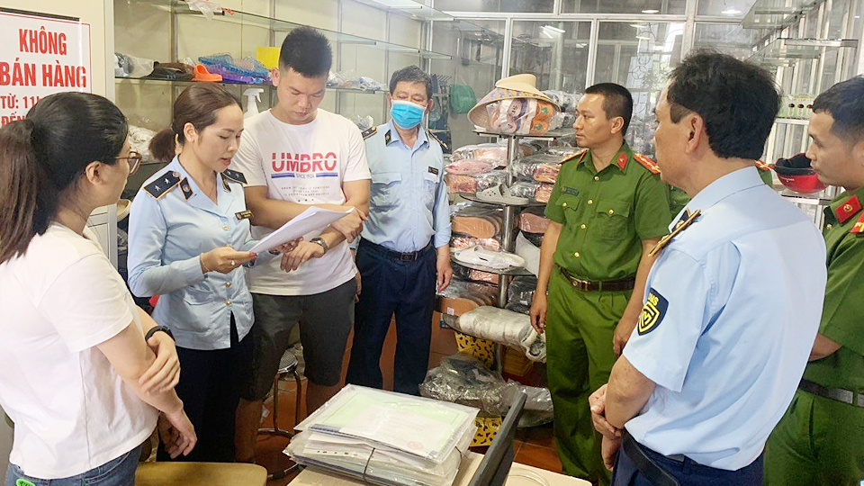 Tạm giữ gần 8.000 sản phẩm dép không rõ nguồn gốc xuất xứ