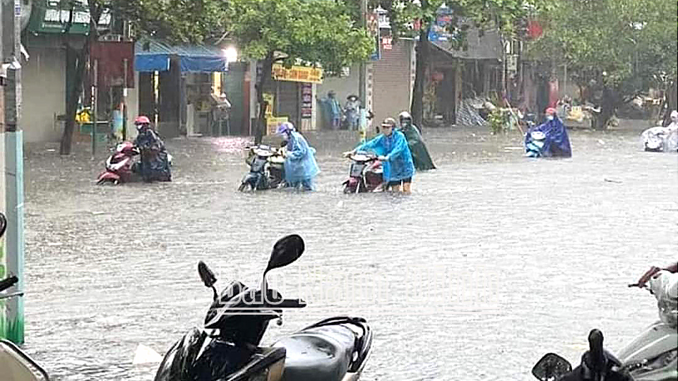 Nhiều tuyến phố ngập trong biển nước sau trận mưa sáng nay