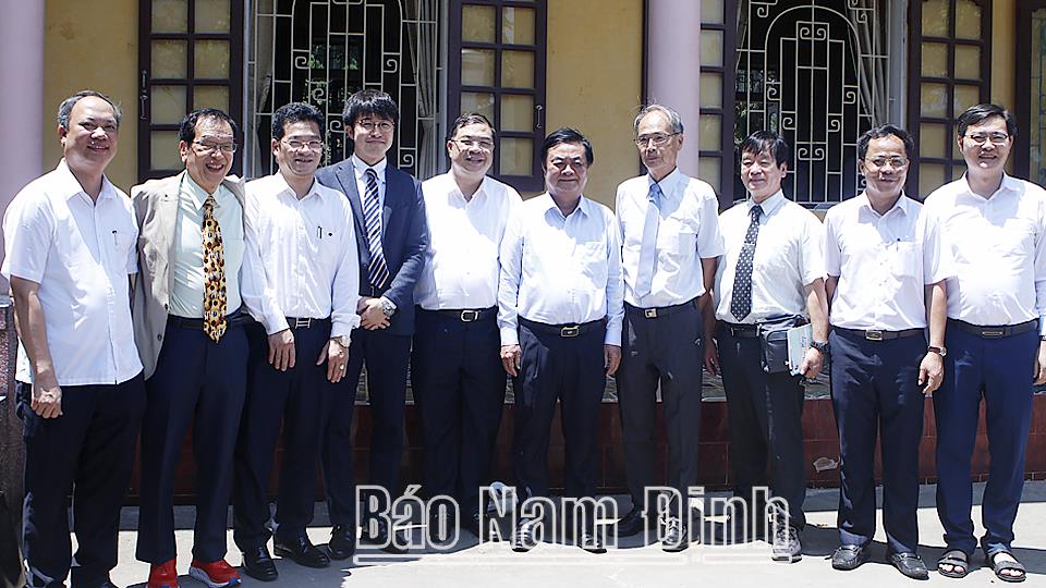 Các đồng chí: Bộ trưởng Bộ Nông nghiệp và Phát triển nông thôn, Bí thư Tỉnh ủy dự lễ Khai giảng tại Trường cấp 3 Nông nghiệp