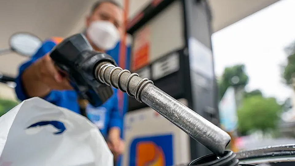 Giá xăng dầu giảm mạnh, về mức thấp nhất kể từ đầu năm