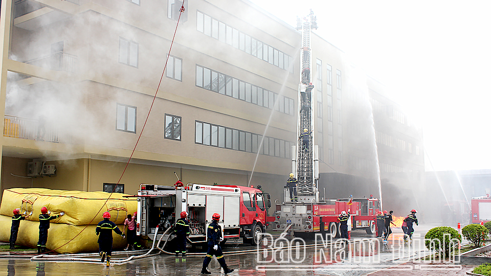 Diễn tập phương án chữa cháy và cứu hộ, cứu nạn huy động nhiều lực lượng