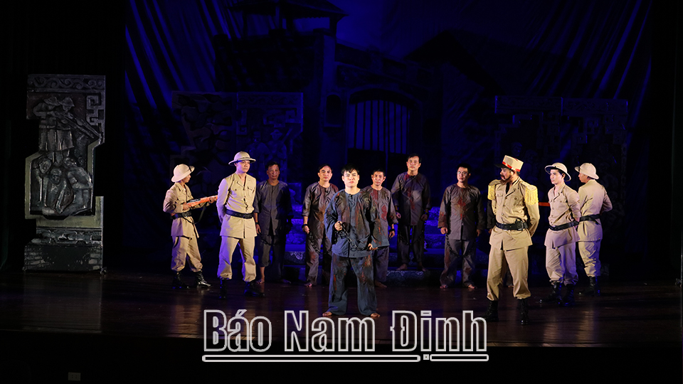 Công diễn vở chèo "Trọn đời vì nước non"