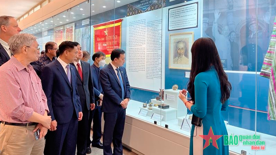 Trưng bày chuyên đề "Mỗi kỷ vật một câu chuyện"