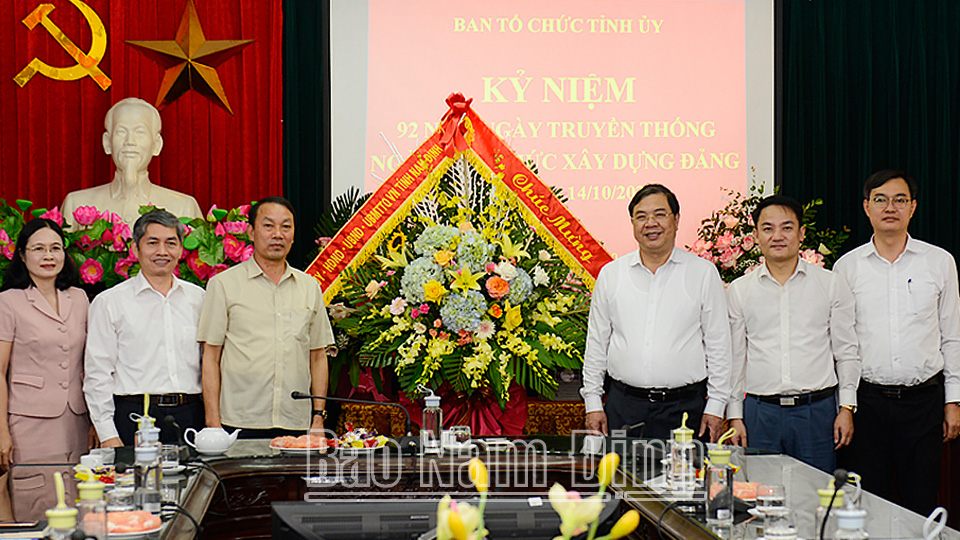 Các đồng chí Thường trực Tỉnh ủy chúc mừng các Ban Đảng và Văn phòng Tỉnh ủy nhân ngày truyền thống