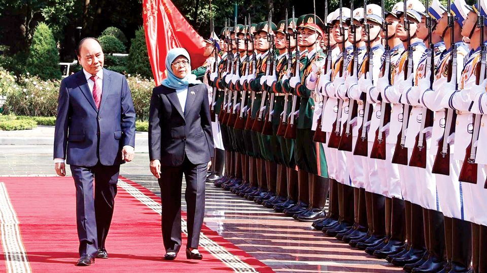 Chủ tịch nước Nguyễn Xuân Phúc chủ trì lễ đón Tổng thống Cộng hòa Singapore Halimah Yacob