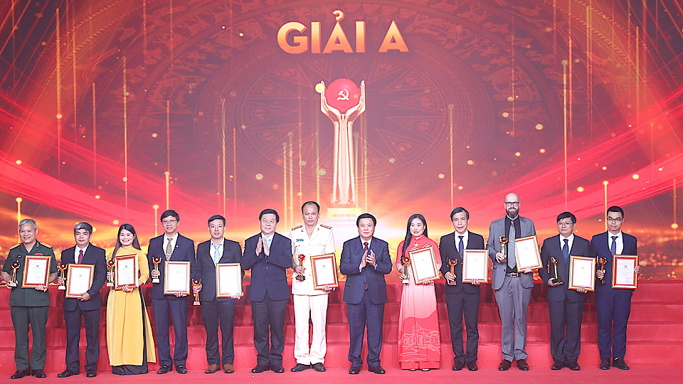Trao giải Cuộc thi viết chính luận về bảo vệ nền tảng tư tưởng của Đảng lần thứ hai - năm 2022