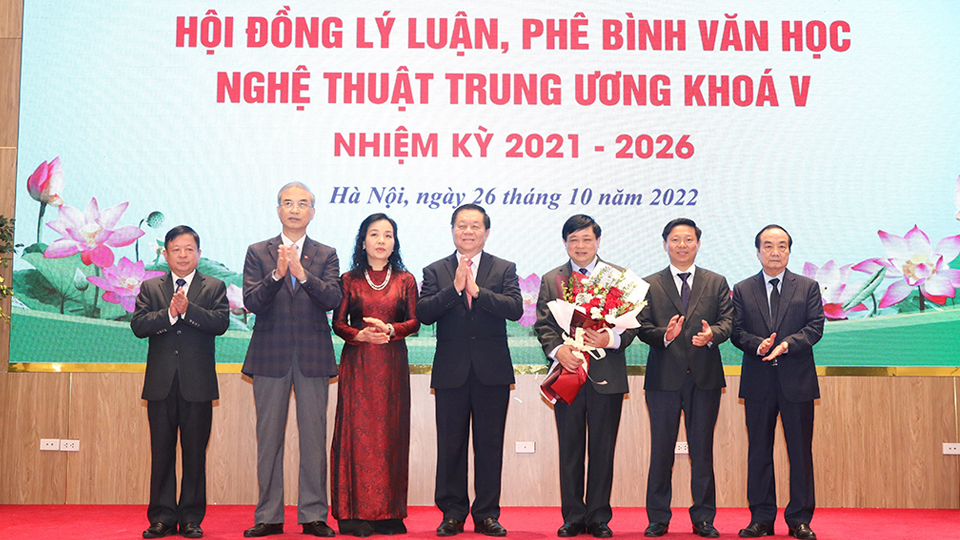 Ra mắt Hội đồng Lý luận phê bình văn học nghệ thuật Trung ương khóa V