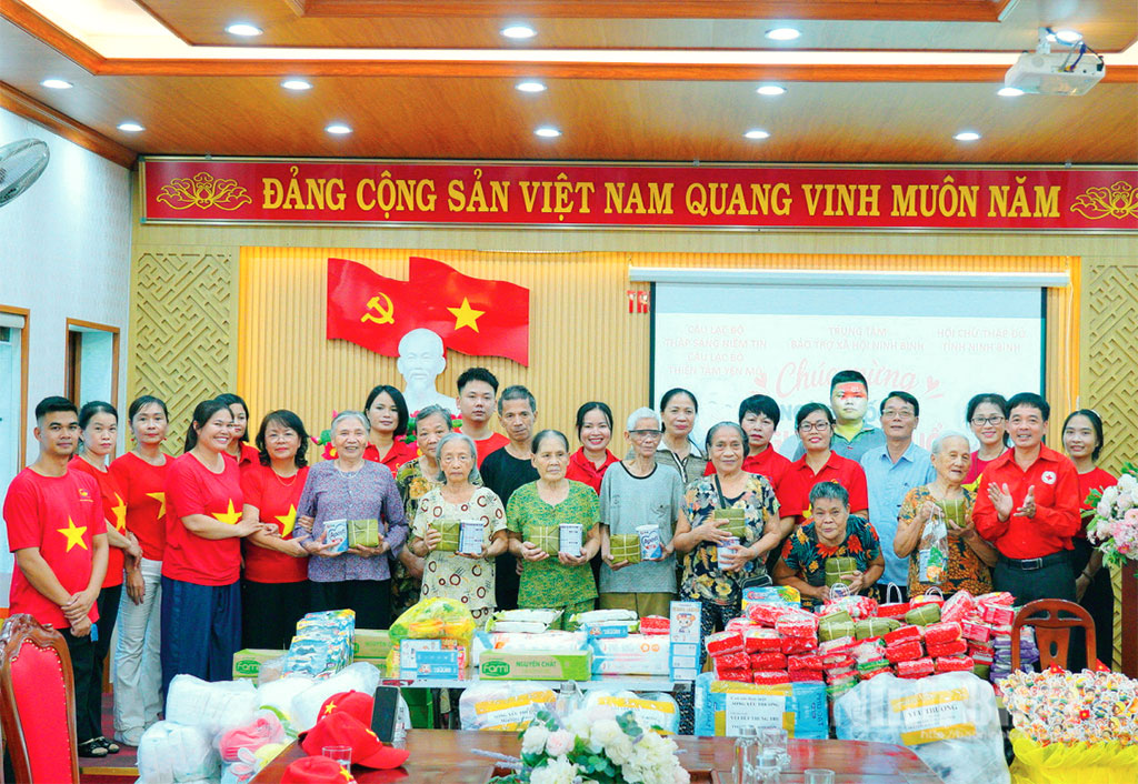 Hội Chữ thập đỏ tỉnh và các nhà hảo tâm trao quà cho người cao tuổi neo đơn, trẻ em có hoàn cảnh đặc biệt tại Trung tâm Bảo trợ xã hội Ninh Bình.