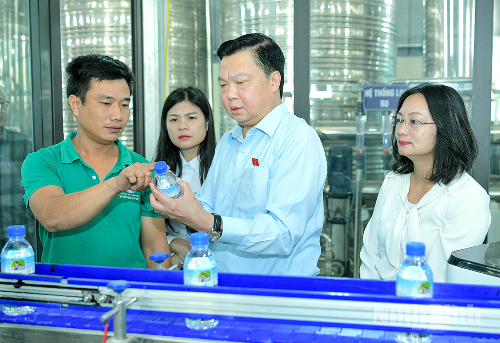 Đoàn ĐBQH tỉnh khảo sát việc thực hiện chính sách, pháp luật về an toàn thực phẩm tại Công ty TNHH Xây dựng Thống Nhất