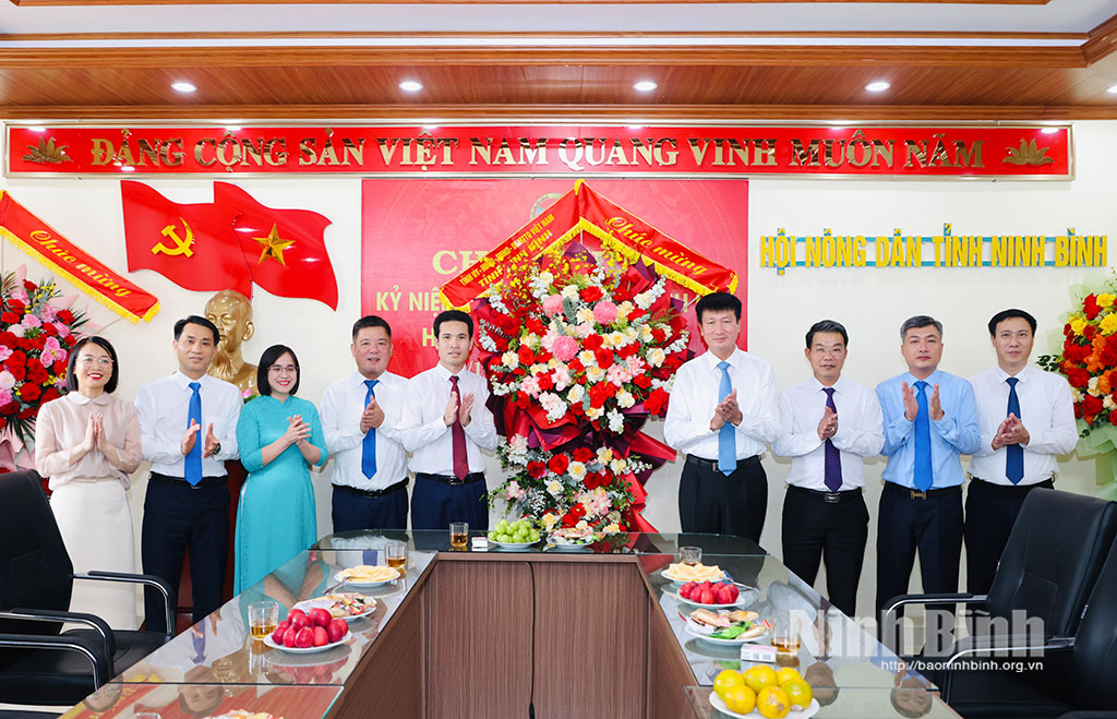 Đồng chí Bí thư Tỉnh ủy Trần Huy Tuấn thăm, chúc mừng Hội Nông dân tỉnh nhân kỷ niệm 96 năm Ngày thành lập Hội Nông dân Việt Nam