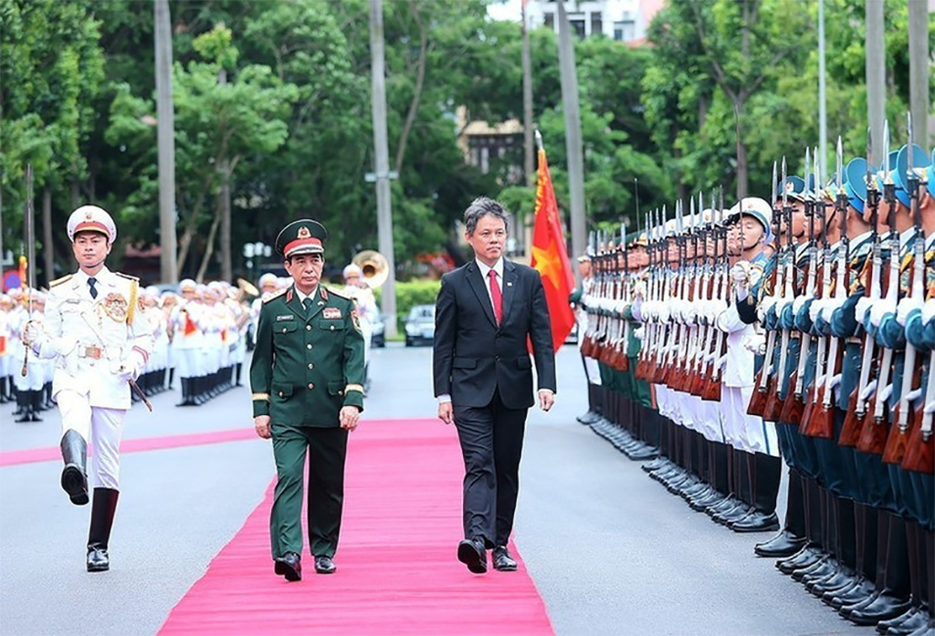 Minister of National Defence General Phan Van Giang (left) hosts a welcome ceremony for his Singaporean counterpart Chan Chun Sing in Ha Noi on July 22. (Photo: VNA)