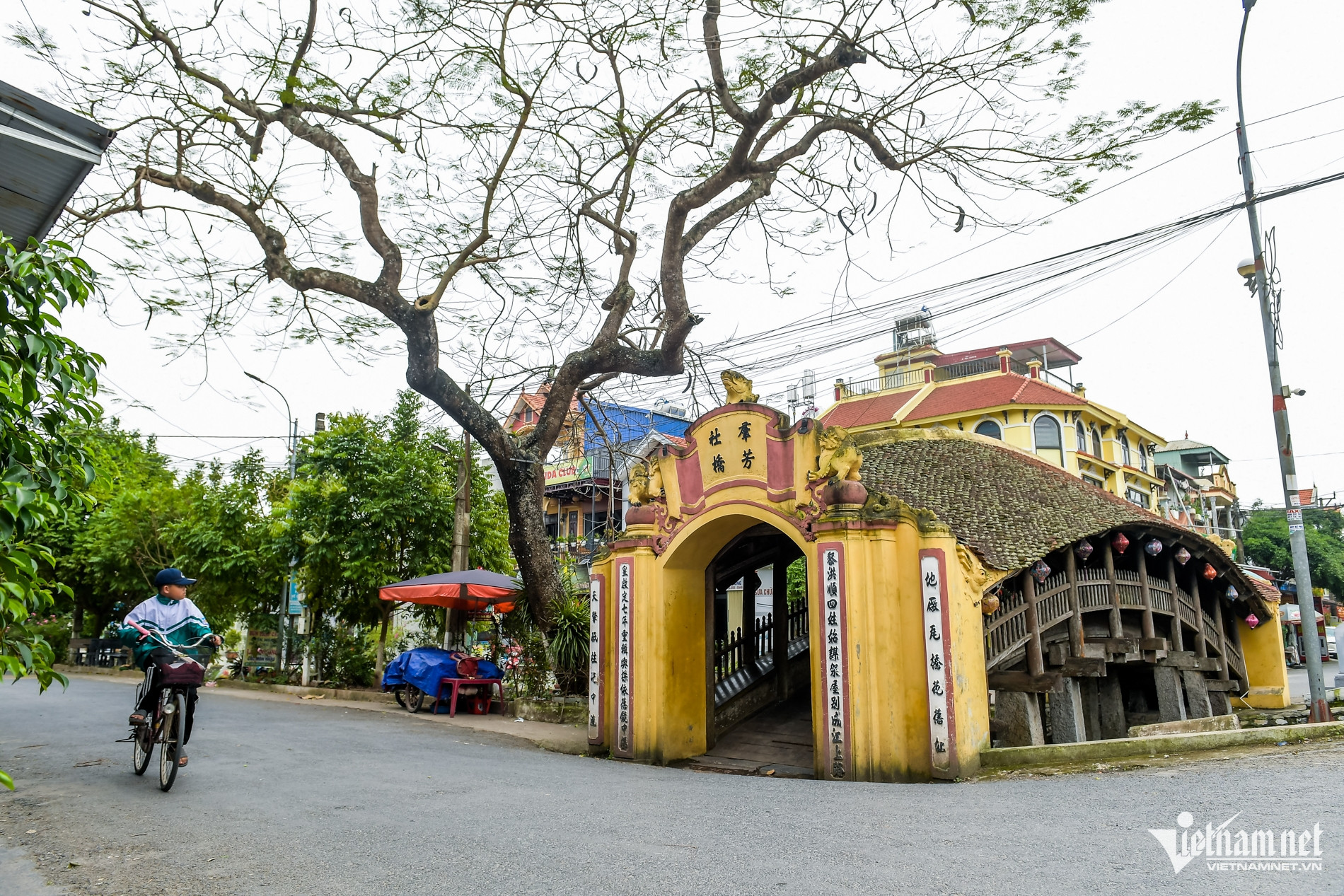 Luong market tile bridge.