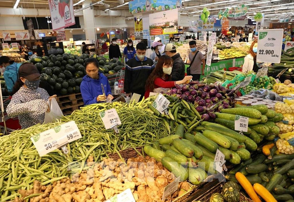 Shoppers at Big C Thang Long supermarket in Hanoi. (Photo: VNA)