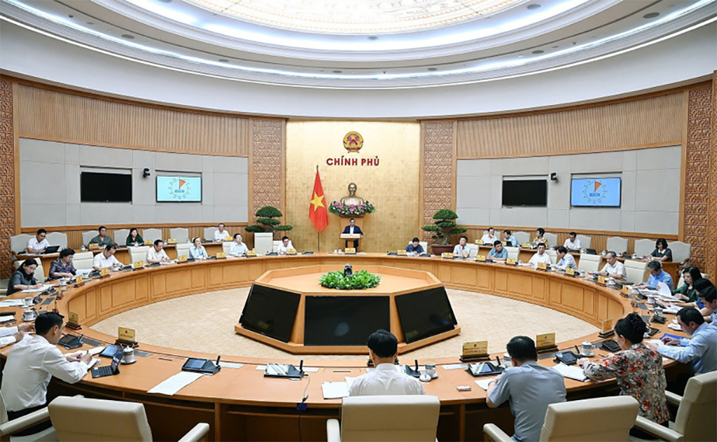 Prime Minister Pham Minh Chinh chairs a meeting of the Government Party Committee’s Standing Board and the Government on August 23 to review two months of implementing the two-tier local government model (Photo: VNA)
