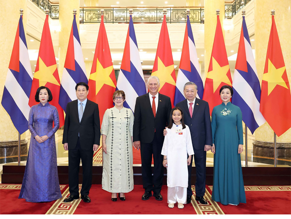 General Secretary of the Communist Party of Vietnam Central Committee To Lam, State President Luong Cuong, and their spouses jointly preside over a state banquet in Hanoi on September 1 in honour of First Secretary of the Communist Party of Cuba Central Committee and President of Cuba Miguel Díaz-Canel Bermúdez and his spouse Lis Cuesta Peraza, (Photo: VNA)