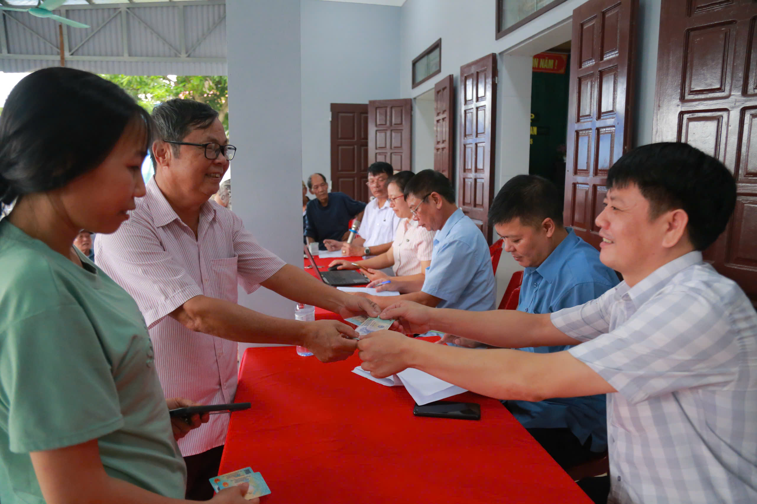 Residents of Nam Ly commune happily receive National Day gifts.
