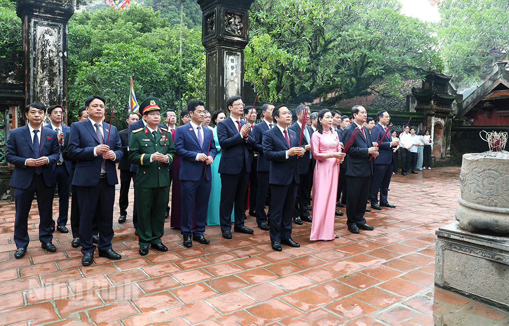 The delegation burnt incenses to worship the great contribution of King Dinh Tien Hoang.