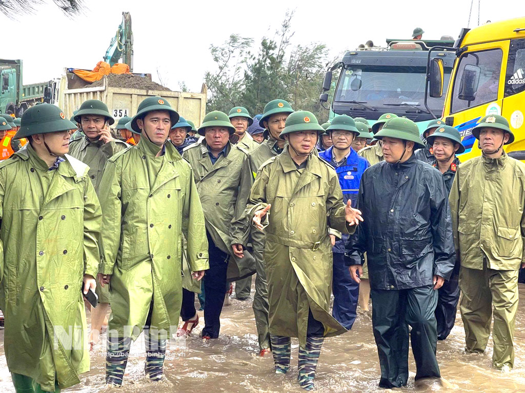 The Deputy PM inspects the scene of the landslide section of Hai Thinh 3 sea dike.