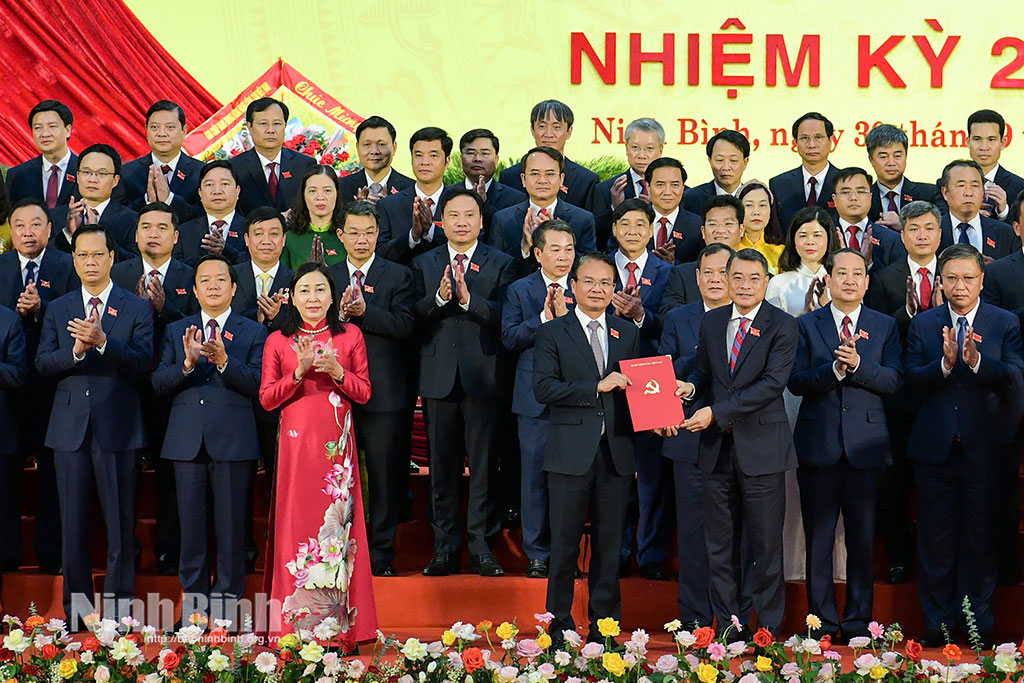 Le Minh Hung, Politburo member, Secretary of the Party Central Committee, and Head of the PCC's Organisation Commission handed over Politburo's Decision on assigning the Phu Tho provincial Party Committee, its Standing Board, Secretary and Vice Secretaries of the provincial Party Committee for the 2025-2030 term.
