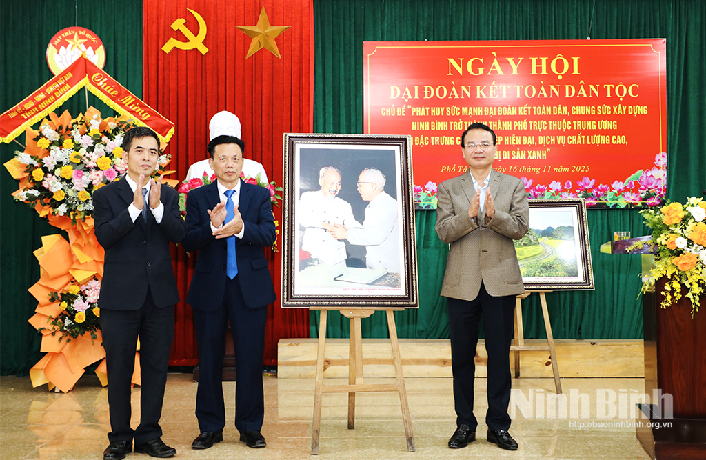 Secretary of the Ninh Binh provincial Party Committee Dang Xuan Phong present picture of "Uncle Ho" to the Party, administration and people of Tan An ward.