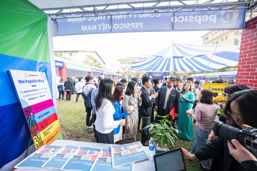 Delegates and students visit the booths. (Photo courtesy of PepsiCo)