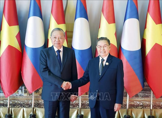 General Secretary of the Communist Party of Vietnam Central Committee To Lam (L) and Lao National Assembly Chairman Saysomphone Phomvihane at their meeting in Vientiane on December 1. (Photo: VNA)