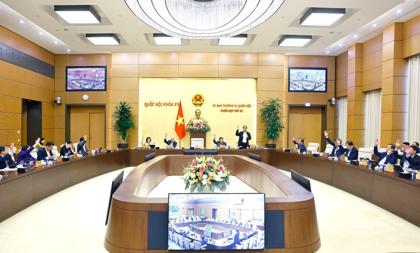 All members of the NA Standing Committee present at the session vote in favour of resolutions on administrative unit standards and urban classification. (Photo: VNA)