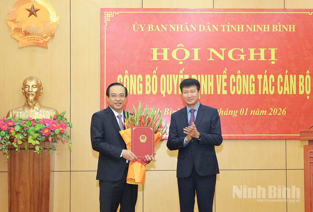 Chairman of provincial people's committee Tran Huy Tuan handed over the PM's Decision to Dang Thanh Son.