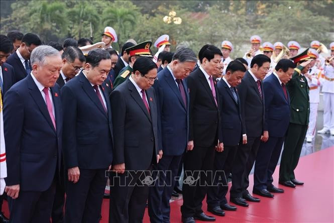 A delegation of Party and State leaders, led by Party General Secretary To Lam, lays a wreath at the Monument to Heroes and Martyrs on Bac Son Street, Hanoi, on January 19, 2026. (Photo: VNA)