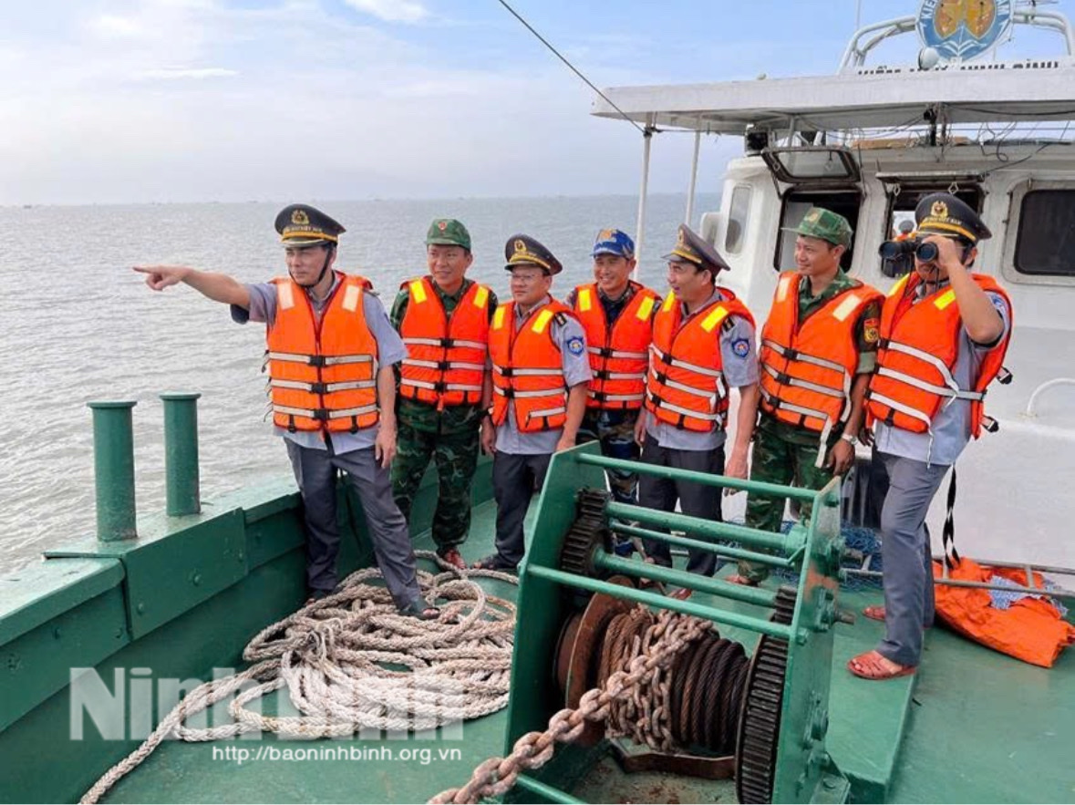 Forces of inter-branches inspect fishing vessels activities on the sea.