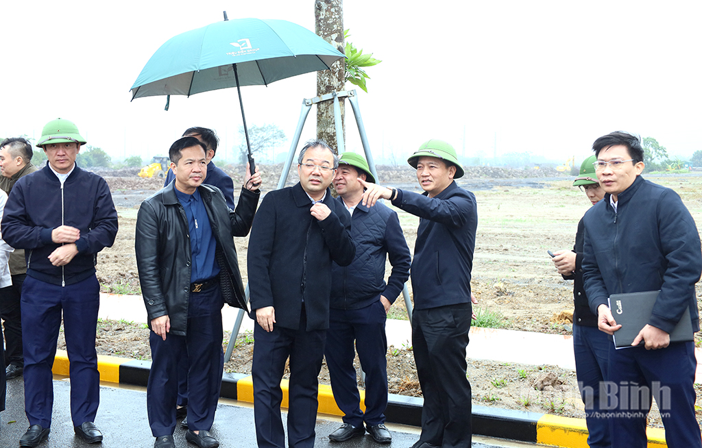 Vice Chairman of the Provincial People's Committee Nguyen Cao Son inspects progress at a project in Dong Van ward.