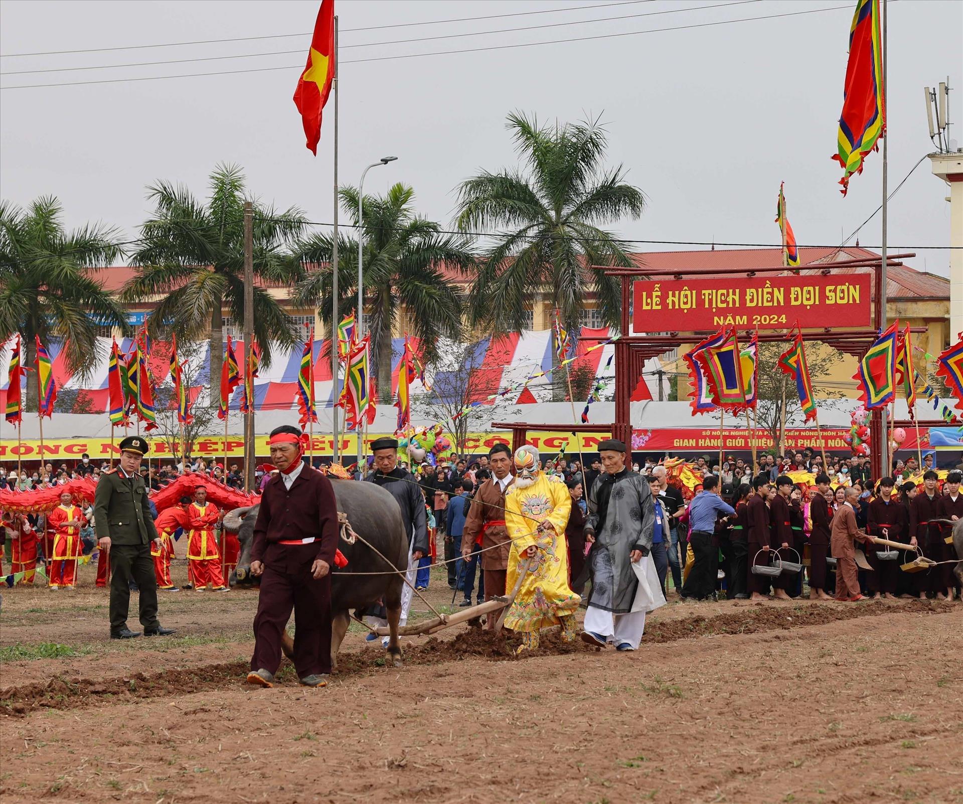 The ritual reinacts King Le Dai Hanh ploughing to encourage farmers to work diligently at the festival.