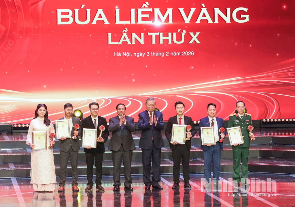 Exemplary Party cell secretaries are honoured at the event.